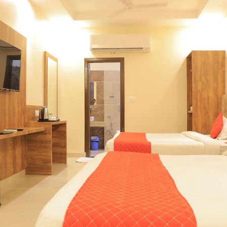 Hampton Hotel - 200 Mt From Golden Temple Amritsar Exteriör bild