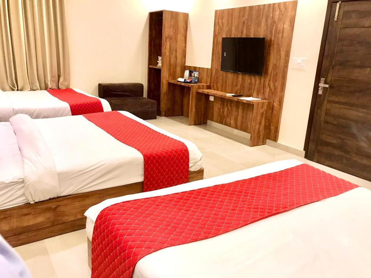 Hampton Hotel - 200 Mt From Golden Temple Amritsar Exteriör bild