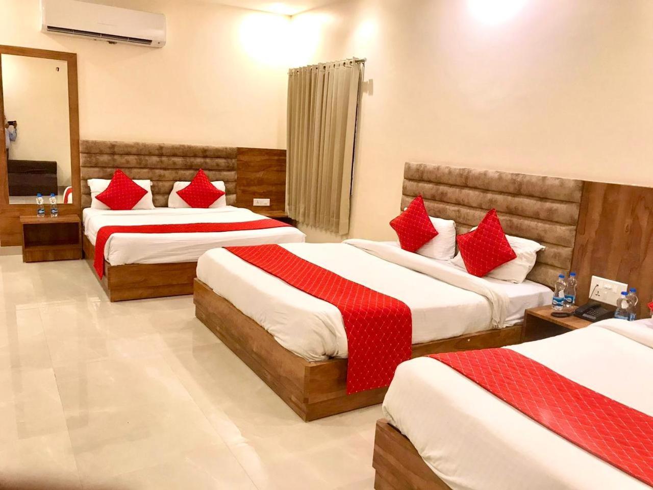 Hampton Hotel - 200 Mt From Golden Temple Amritsar Exteriör bild