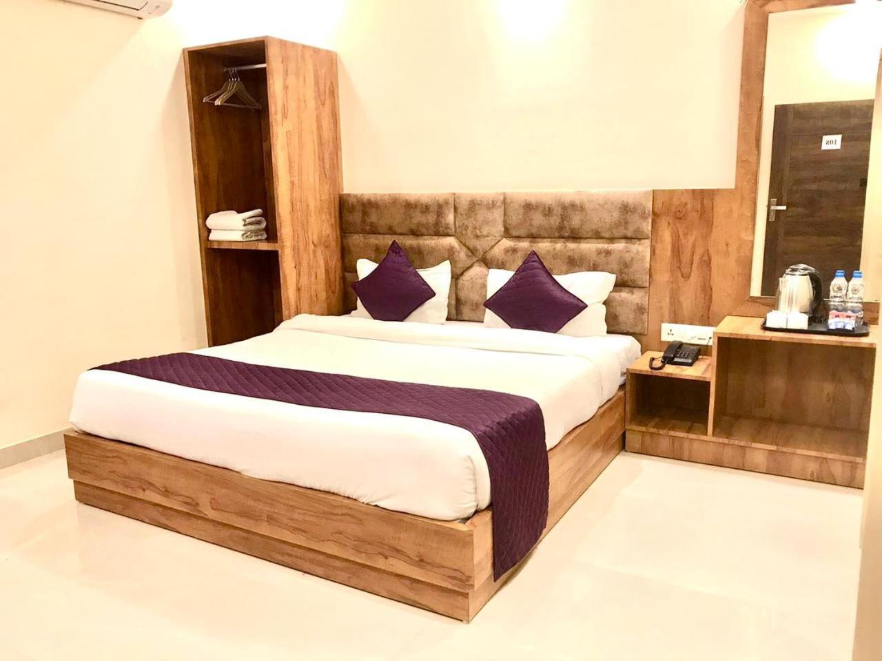 Hampton Hotel - 200 Mt From Golden Temple Amritsar Exteriör bild
