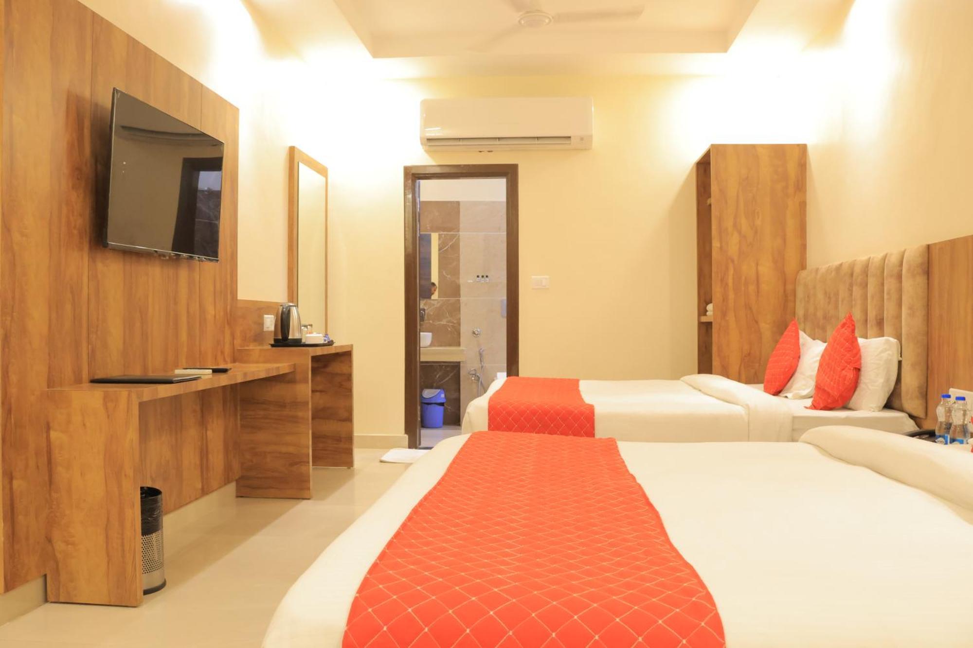 Hampton Hotel - 200 Mt From Golden Temple Amritsar Exteriör bild